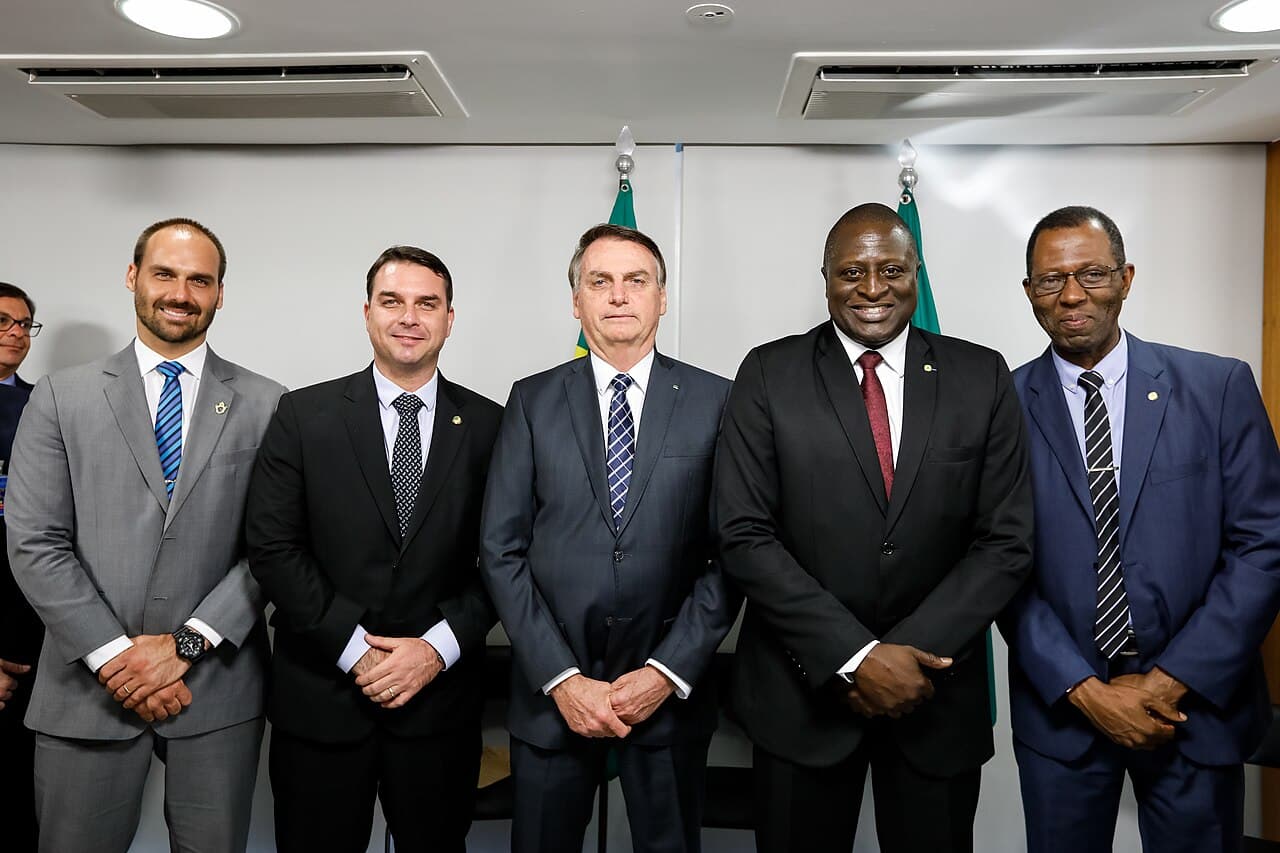 Federal Police Tie Bolsonaro Sons to Financial Investigation in R$7 Billion Banking Scandal