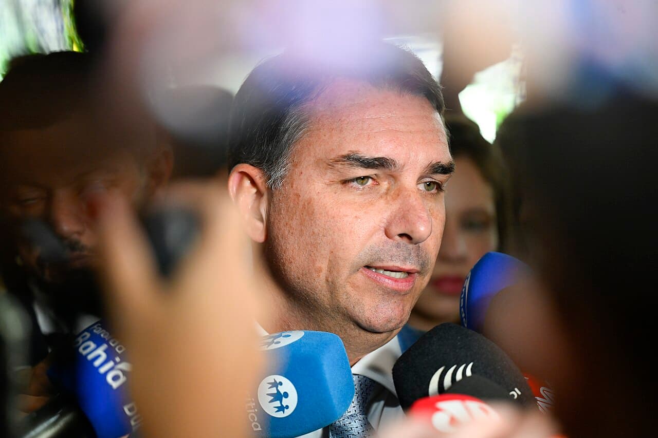 Flávio Bolsonaro’s Fiscal Team Pitches R$1.1 Trillion Saving Plan by Decoupling Benefits from Minimum Wage
